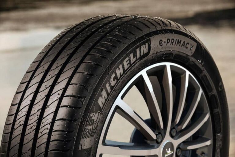 Pneus Michelin exposés avec carte des sites de fabrication mondiale