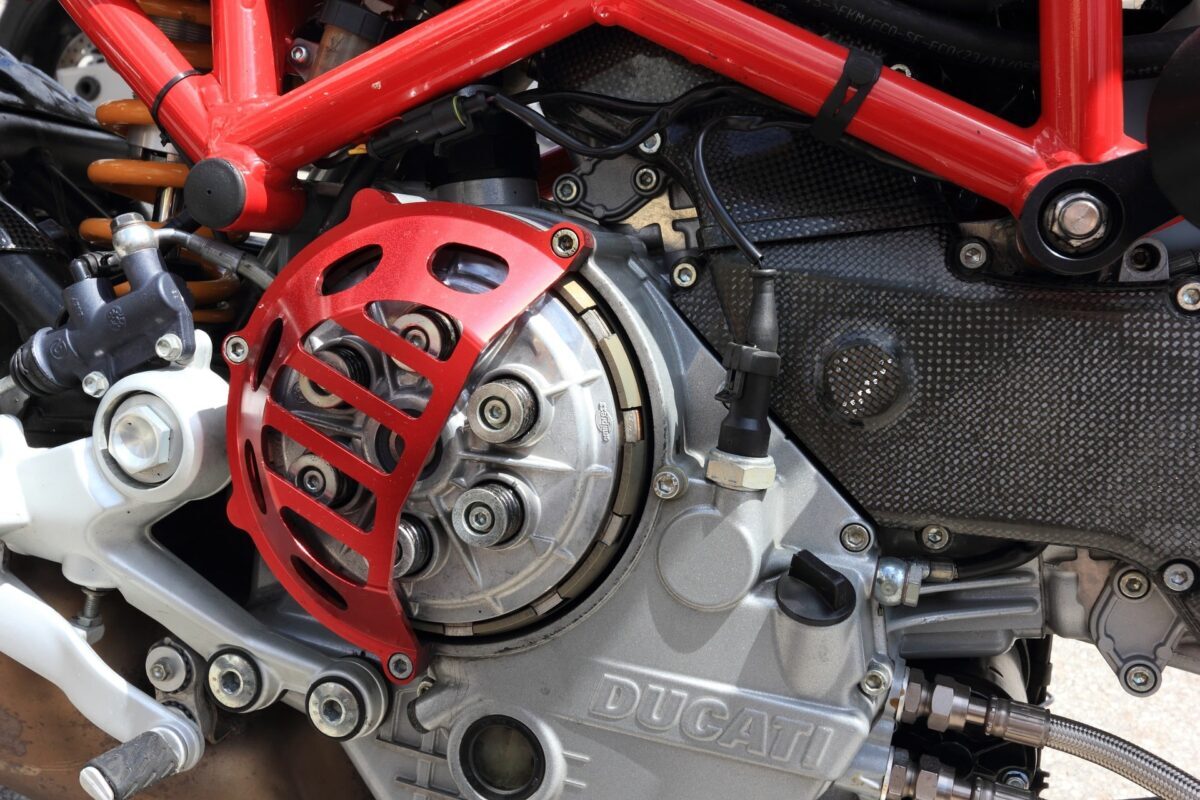 Mécanisme d'embrayage de moto avec câbles et disques visibles