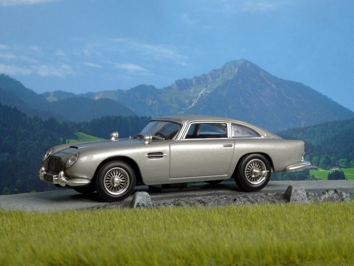 Aston Martin DB5 emblématique de James Bond en pleine action