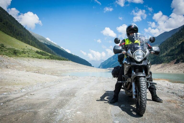 Les itinéraires les plus spectaculaires pour les motards passionnés à travers le globe