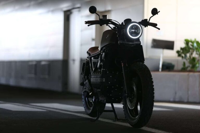 motos de différentes marques alignées dans un showroom