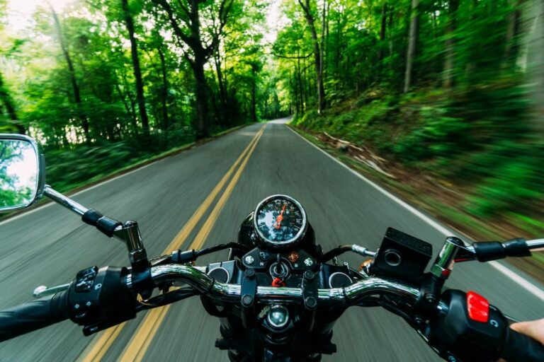 Découvrez les caractéristiques des divers types de motos pour choisir la mieux adaptée à vos besoins