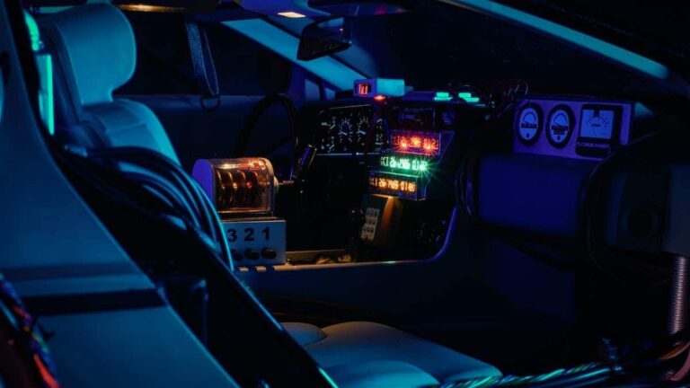Voiture moderne avec technologies avancées et connectivité intégrée
