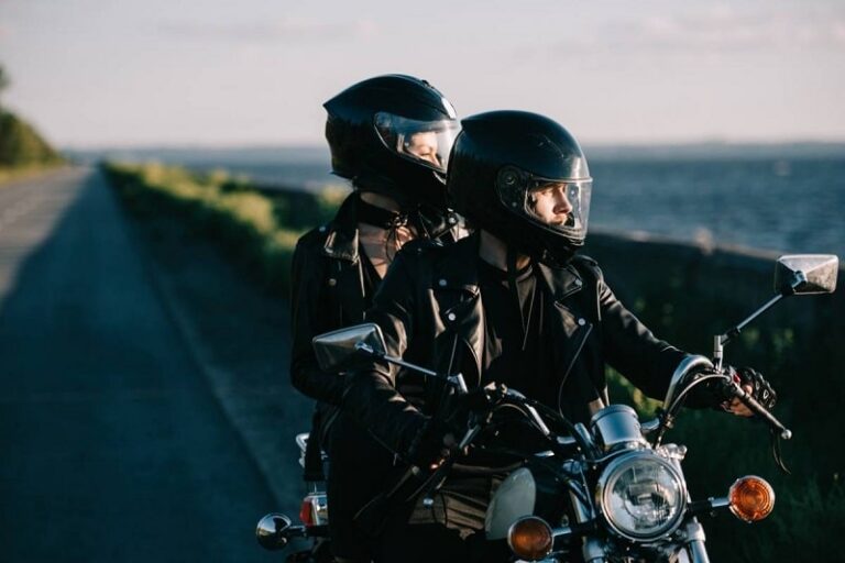 Découvrir le monde de la moto : choix de l’équipement et importance des combinaisons intégrales