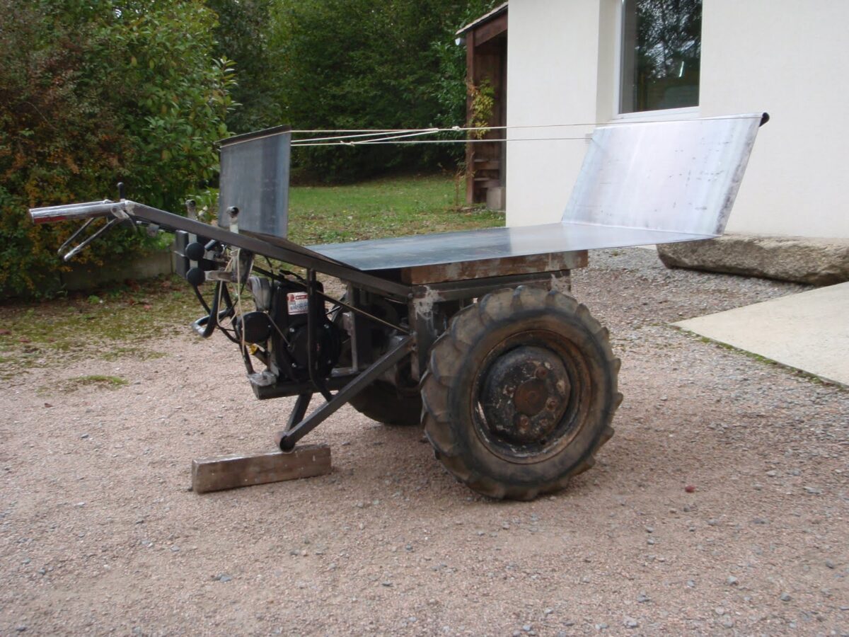 Brouette à moteur utilisée dans un champ agricole moderne