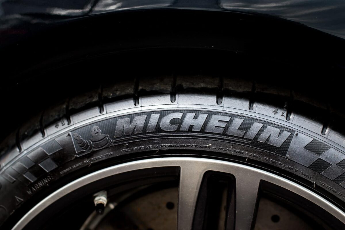 Pneu Michelin sur une voiture BMW sur route dégagée