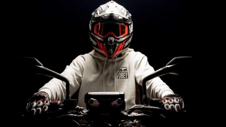Comment mettre une moto dans un fourgon ?