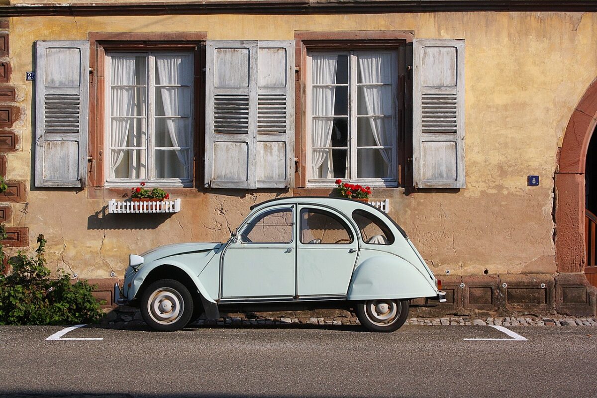 Expert évaluant l'état d'une voiture non roulante pour l'assurance