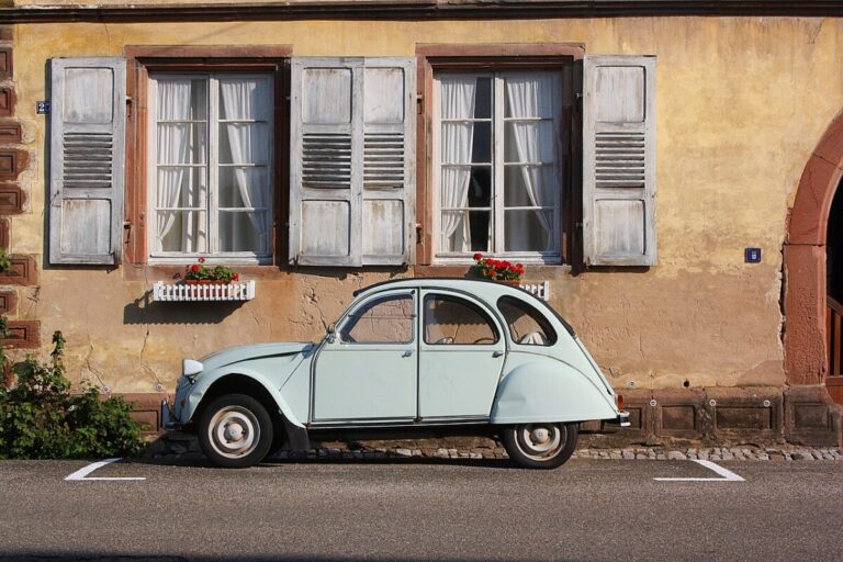Expert évaluant l'état d'une voiture non roulante pour l'assurance