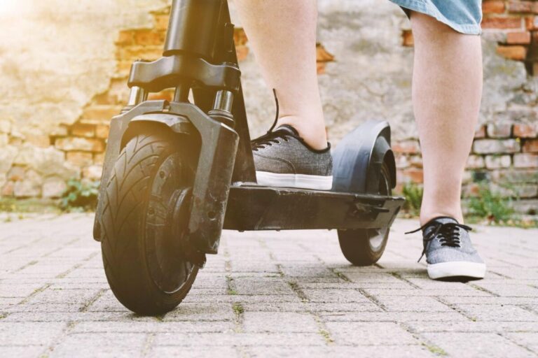 Chambres à air pour trottinettes électriques sur une surface urbaine