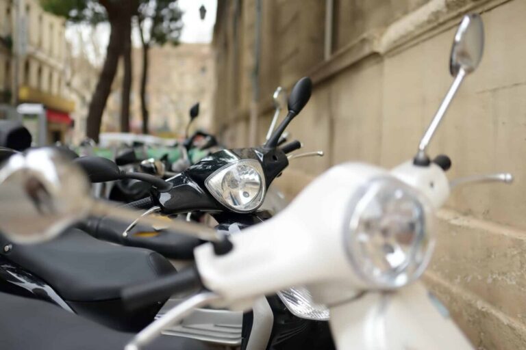 Scooters électriques 3 roues ZE WAY garés dans un environnement urbain