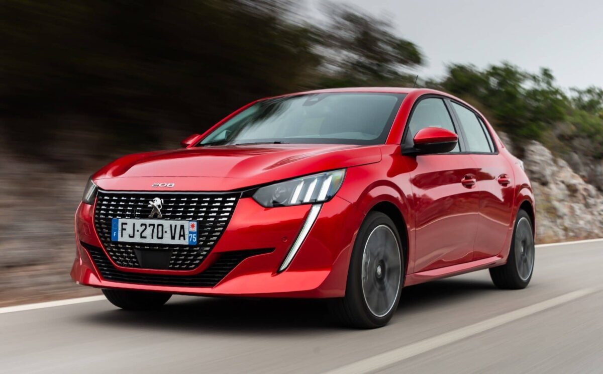 Peugeot 208 GTI en pleine conduite sur route sinueuse